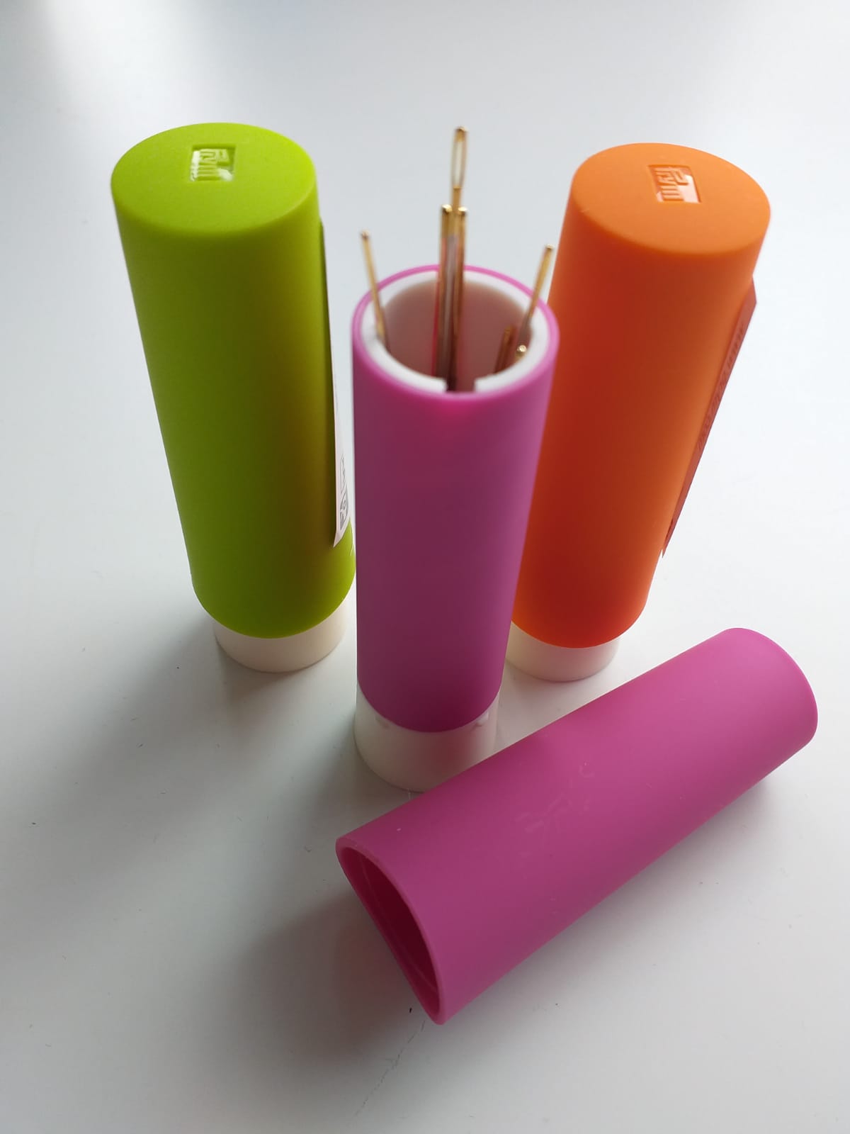 Needle Twister (+ 15 assorted sewing needles)