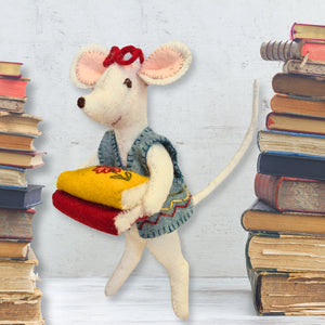 Little Mouse: The Librarian Felt Craft Mini Kit by Corinne Lapierre